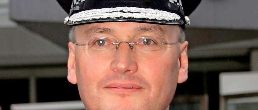 Die Ereignisse im "News of the World"-Skandal überschlagen sich. Am Sonntag (17.07.11) hat Scotland-Yard-Chef Sir Paul Stephenson angesichts der erhobenen Korruptionsvorwürfe gegen Mitarbeiter der Londoner Polizei seinen Rücktritt angekündigt.