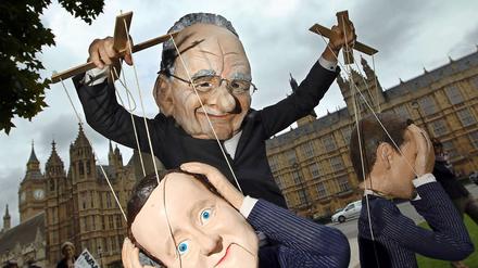 Die Mächtigen üben Selbstkritik: Die Parteien hätten Augen und Ohren vor den Praktiken des Boulevardmediums verschlossen, um nicht in Ungnade zu fallen. Die "Yellow Press" hat in England traditionell einen großen Einfluss auf die öffentliche Meinung. Der Fall "News of the World" wirft aber einen tiefen Schatten auf das "Mutterland" der Pressefreiheit. Großbritannien sei durch den Medienskandal in einer "Zeit der Krise und der Sorge", sagte auch der Regierungschef David Cameron.