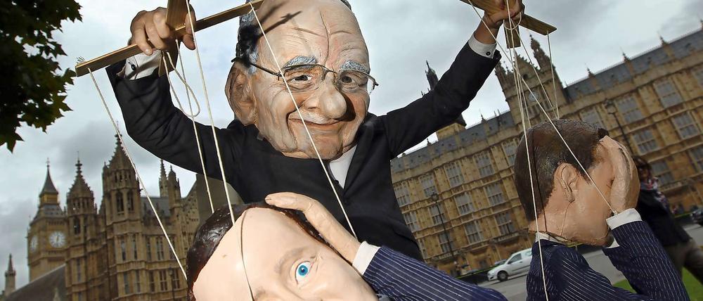 Die Mächtigen üben Selbstkritik: Die Parteien hätten Augen und Ohren vor den Praktiken des Boulevardmediums verschlossen, um nicht in Ungnade zu fallen. Die "Yellow Press" hat in England traditionell einen großen Einfluss auf die öffentliche Meinung. Der Fall "News of the World" wirft aber einen tiefen Schatten auf das "Mutterland" der Pressefreiheit. Großbritannien sei durch den Medienskandal in einer "Zeit der Krise und der Sorge", sagte auch der Regierungschef David Cameron.