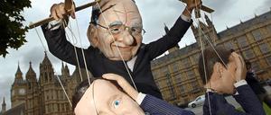 Die Mächtigen üben Selbstkritik: Die Parteien hätten Augen und Ohren vor den Praktiken des Boulevardmediums verschlossen, um nicht in Ungnade zu fallen. Die "Yellow Press" hat in England traditionell einen großen Einfluss auf die öffentliche Meinung. Der Fall "News of the World" wirft aber einen tiefen Schatten auf das "Mutterland" der Pressefreiheit. Großbritannien sei durch den Medienskandal in einer "Zeit der Krise und der Sorge", sagte auch der Regierungschef David Cameron.