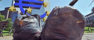 Bei der Europäischen Zentralbank in Frankfurt soll Einigkeit über eine Verdoppelung des Euro-Rettungsschirms bestehen. Kritiker hatten früher schon zwei Müllsäcke symbolisch vor die Zentrale postiert.. Die sind auch billiger als die kolportierten 1,5 Rettungs-Billionen.