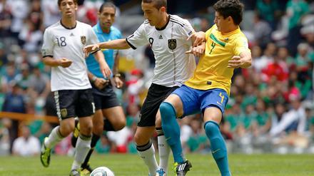 Deutschlands Stürmer Samed Yesil (l.) im Duell mit Brasiliens Matheus.
