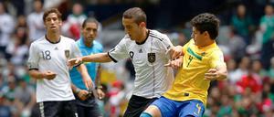 Deutschlands Stürmer Samed Yesil (l.) im Duell mit Brasiliens Matheus.