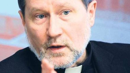 Erklärungsbedarf. Weihbischof Matthias Heinrich erläutert das Votum. Foto: dapd