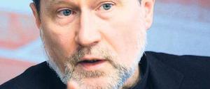 Erklärungsbedarf. Weihbischof Matthias Heinrich erläutert das Votum. Foto: dapd