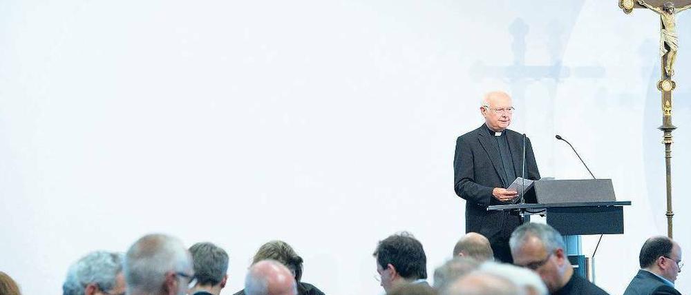 Vorletzte Fragen: Erzbischof Zollitsch am Pult in Mannheim.Foto: Uwe Anspach/dpa