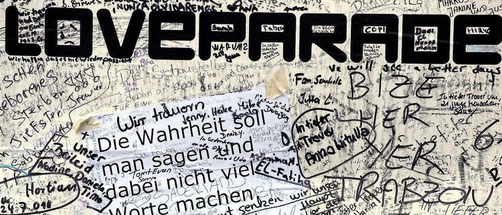 Am 24. Juli jährt sich der Jahrestag der tödlichen Loveparade zum ersten Mal. Auch heute sind viele Fragen ungeklärt, Angehörige der Opfer machen ihrer Wut mit Kritzleien an einer Wand Luft.