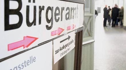 Langer Amtsweg. Viele Berliner empfinden den Gang zum Bürgeramt als Zumutung. Stundenlang müssen Klienten warten. Den Behörden fehlt das Personal.