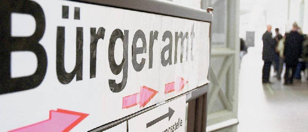 Langer Amtsweg. Viele Berliner empfinden den Gang zum Bürgeramt als Zumutung. Stundenlang müssen Klienten warten. Den Behörden fehlt das Personal.