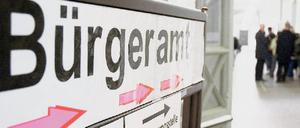 Langer Amtsweg. Viele Berliner empfinden den Gang zum Bürgeramt als Zumutung. Stundenlang müssen Klienten warten. Den Behörden fehlt das Personal.