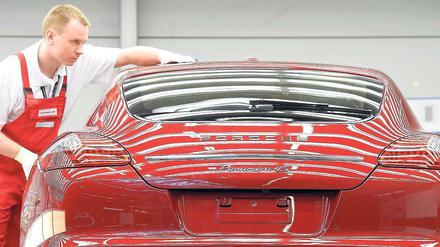 Endkontrolle. 100 000 Euro oder mehr kostet ein Panamera aus Leipzig. Seit dem Frühjahr 2011 verkauft Porsche mehr Autos in China als in Deutschland. Foto: picture-allilance/dpa