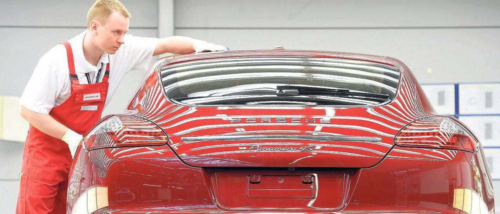 Endkontrolle. 100 000 Euro oder mehr kostet ein Panamera aus Leipzig. Seit dem Frühjahr 2011 verkauft Porsche mehr Autos in China als in Deutschland. Foto: picture-allilance/dpa