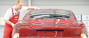 Endkontrolle. 100 000 Euro oder mehr kostet ein Panamera aus Leipzig. Seit dem Frühjahr 2011 verkauft Porsche mehr Autos in China als in Deutschland. Foto: picture-allilance/dpa