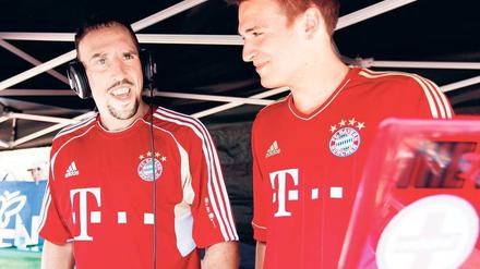 Gut aufgelegt. Bayerns Franck Ribéry (l.) stellt sich am letzten Tag des Bayern-Trainingslagers am Gardasee ans DJ-Pult. Der Franzose freut sich auf die Zusammenarbeit mit Trainer Jupp Heynckes und das Zusammenspiel mit Philipp Lahm. Foto: dapd