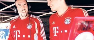 Gut aufgelegt. Bayerns Franck Ribéry (l.) stellt sich am letzten Tag des Bayern-Trainingslagers am Gardasee ans DJ-Pult. Der Franzose freut sich auf die Zusammenarbeit mit Trainer Jupp Heynckes und das Zusammenspiel mit Philipp Lahm. Foto: dapd