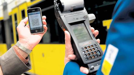 In Zukunft soll man auch bei der BVG sein Ticket mit dem Handy lösen können. Dazu will das Unternehmen die Bewegungsprofile der Nutzer sechs Monate lang speichern. 