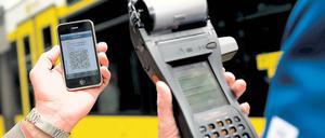 In Zukunft soll man auch bei der BVG sein Ticket mit dem Handy lösen können. Dazu will das Unternehmen die Bewegungsprofile der Nutzer sechs Monate lang speichern. 