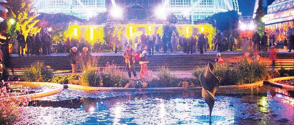 Ein Fest für alle Sinne: Die Dritte Botanische Nacht am Sonnabend bietet Schauspiel, klassische Musik, Gourmetküche, Marionettentheater und - als Höhepunkt - ein Feuerwerk. 10.000 Besucher werden erwartet. Um 17 Uhr geht es los. Tickets kosten 38 Euro. Mehr Infos auf www.botanische-nacht.de