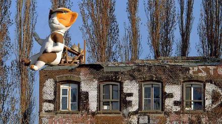 Miezhaus. Auf dem Dach der baufälligen Fabrikgebäude am Spree grüßte der Kater Holzig. Sein Name erinnert daran, dass hier in der Gegen mal mit Holz gehandelt wurde - die nahegelegene Holzmarktstraße kündet auch davon.