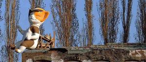 Miezhaus. Auf dem Dach der baufälligen Fabrikgebäude am Spree grüßte der Kater Holzig. Sein Name erinnert daran, dass hier in der Gegen mal mit Holz gehandelt wurde - die nahegelegene Holzmarktstraße kündet auch davon.