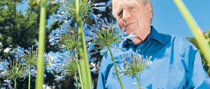 Flora et labora. Martin Walser schaut sich in seinem Garten im Überlinger Ortsteil Nussdorf die Schmucklilien an. Foto: dapd