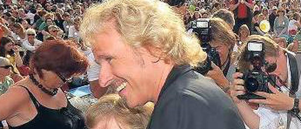 Zum Anfassen. Thomas Gottschalk hat jeden Fan lieb.