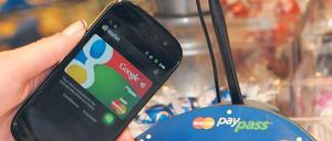 Zahlen im Vorbeigehen. Das Smartphone und das Kassensystem kommunizieren per Funk. Nicht jedem Verbraucher ist das geheuer. 