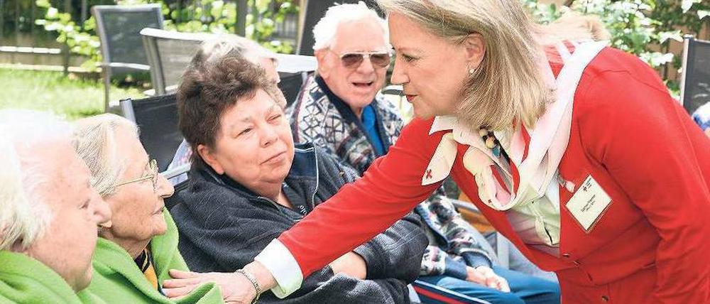 Sie werden gebraucht. Die 70-jährige Gabriele Petersen ist „Bufdi“ im DRK-Wohnheim. 