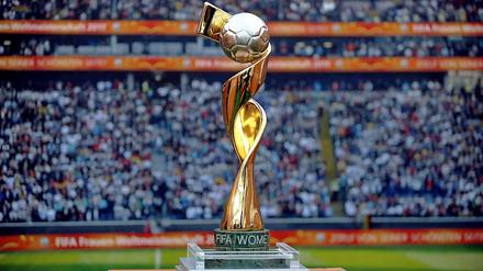 Da ist das Ding. Um diesen Pokal gehts heute zwischen Japan und den USA.