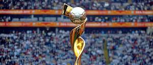 Da ist das Ding. Um diesen Pokal gehts heute zwischen Japan und den USA.