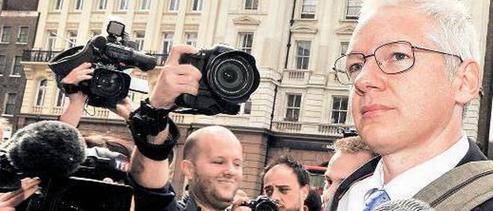 Noch hat er wenigstens Kameraleute um sich. Wikileaks-Gründer Julian Assange in London. Foto: Andy Rain/dpa