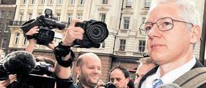 Noch hat er wenigstens Kameraleute um sich. Wikileaks-Gründer Julian Assange in London. Foto: Andy Rain/dpa