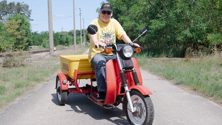 Gemisch im Blut. Chefschrauber Dr. Horst mit seiner Simson Albatros.