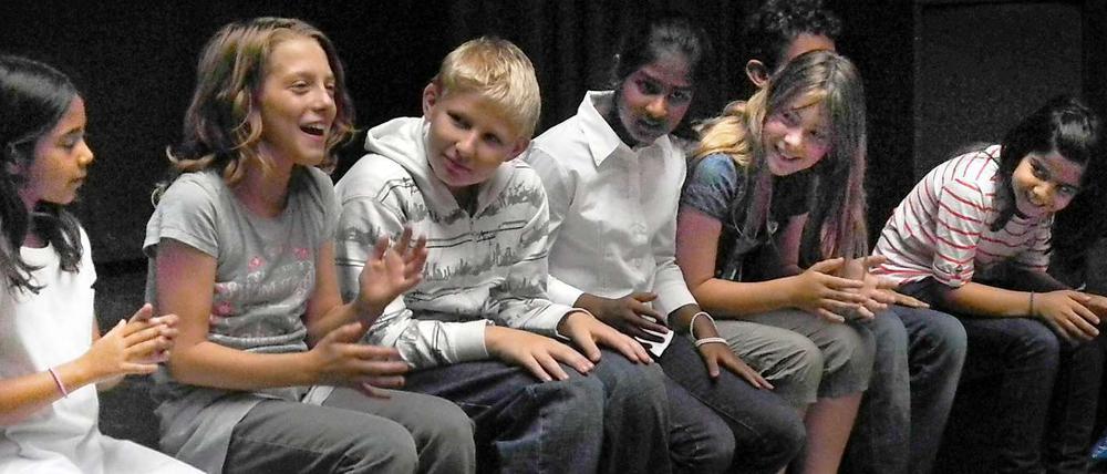 Auf der Bühne sind die Kinder konzentriert - und sie haben sichtlich Spaß.