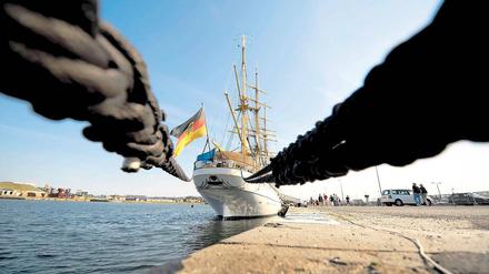 Darf wieder segeln. Die Gorch Fock soll weiter die Meere befahren. Das Bild zeigt das Schiff bei einer früheren Fahrt im Hafen von Saint-Malo in Frankreich. 