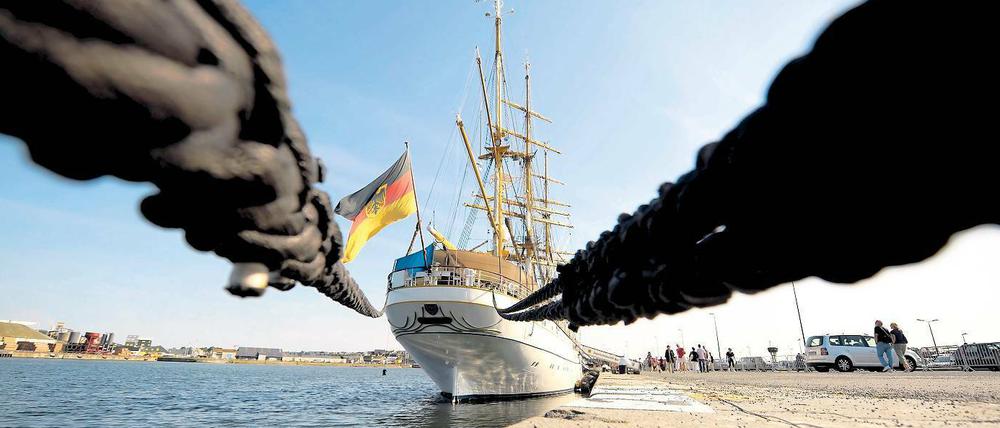 Darf wieder segeln. Die Gorch Fock soll weiter die Meere befahren. Das Bild zeigt das Schiff bei einer früheren Fahrt im Hafen von Saint-Malo in Frankreich. 