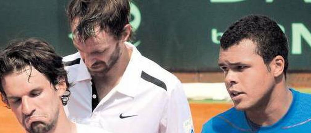 Trostlos. Christopher Kas (M.) und Philipp Petzschner verlieren im Doppel gegen Jo-Wilfried Tsonga (r.) und Michael Llodra (nicht im Bild).