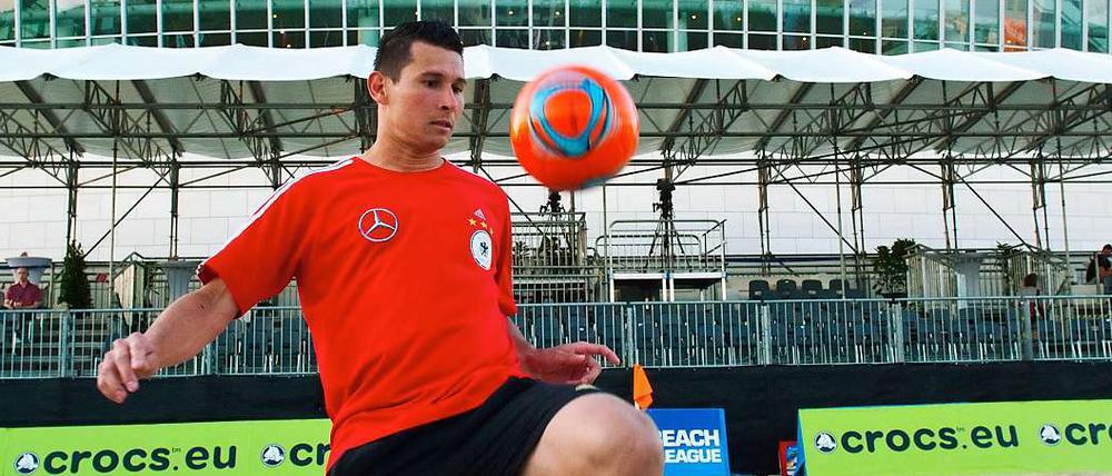 Fußball ohne Schuhe. Dannilo Neumann spielt für die deutsche Beachsoccer-Nationalmannschaft, die um den Aufstieg kämpft.
