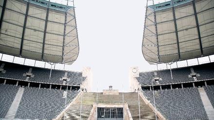 Der Papst steht in der Gästekurve. Normalerweise feiern neben dem Marathontor die auswärtigen Fußballfans. Über der Steintreppe wird im September die Bühne für den Gottesdienst entstehen, in fünf Meter Höhe. Darunter – im Bereich der Lkw-Einfahrt – wird sich die Sakristei befinden. Über einen Fahrstuhl geht’s hinauf.