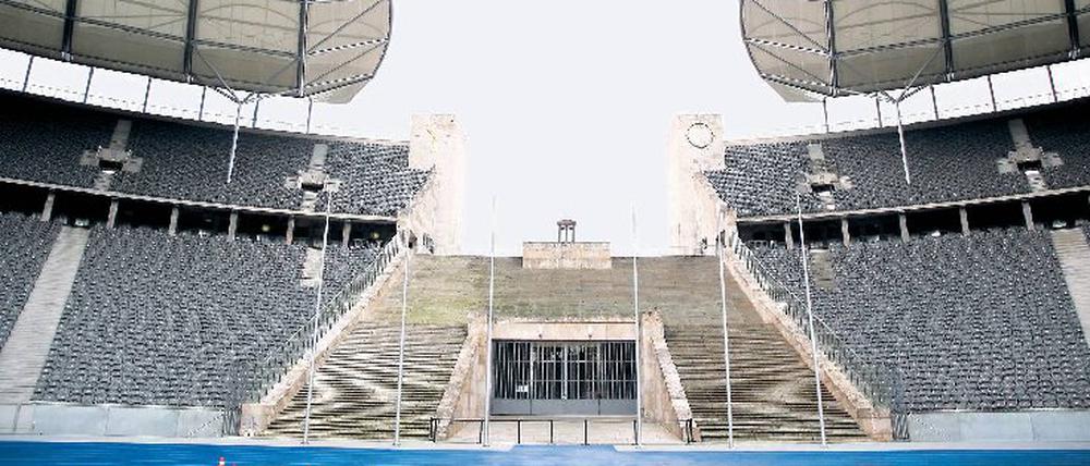 Der Papst steht in der Gästekurve. Normalerweise feiern neben dem Marathontor die auswärtigen Fußballfans. Über der Steintreppe wird im September die Bühne für den Gottesdienst entstehen, in fünf Meter Höhe. Darunter – im Bereich der Lkw-Einfahrt – wird sich die Sakristei befinden. Über einen Fahrstuhl geht’s hinauf. 