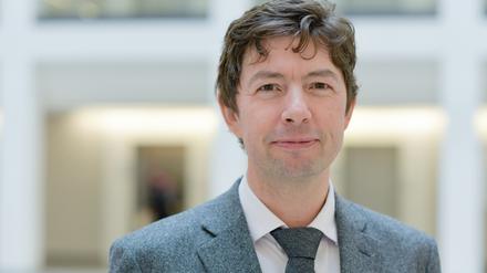 Christian Drosten (49) ist Mikrobiologe, Virologe und Infektionsepidemiologe und nach Positionen in Hamburg und Bonn seit 2007 Leiter des Virologie-Instituts der Berliner Charité.