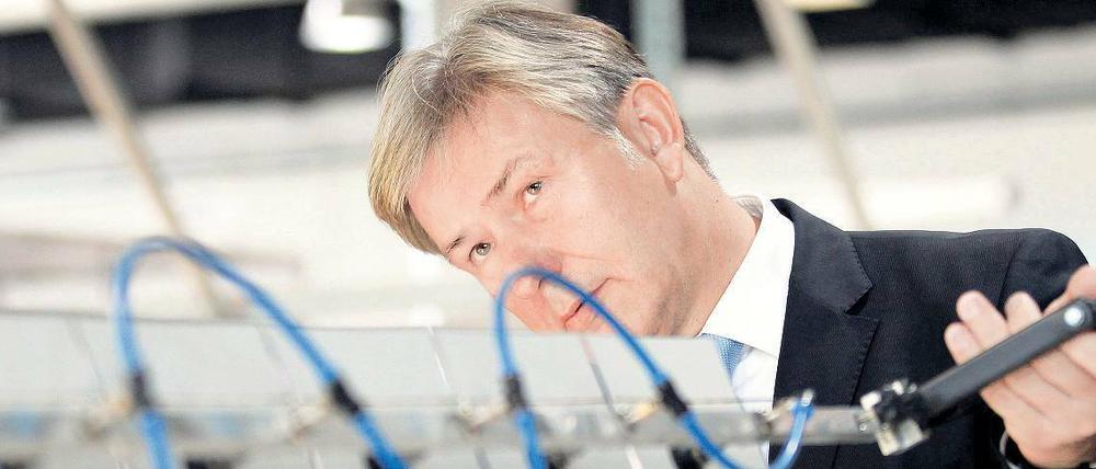 Unglückliches Händchen. Klaus Wowereit half am Montag bei Solon in der Modulproduktion – und sprach über Probleme.