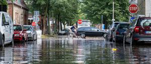 Bei heftigen Wettern wie im Sommer 2020 in Weißensee steht das Wasser in Berlin zum Teil zentimeterhoch in den Straßen.