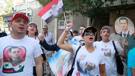Assad-Anhänger vor der französischen Botschaft in Damaskus.