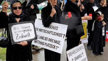 Seit die neuen Flugrouten am Großflughafen Schönefeld festgelegt sind, wird der Konflikt mit immer größerer Vehemenz ausgetragen. Sogar eine Ost-West-Debatte entwickelt sich - mehr als 20 Jahre nach der Wende.