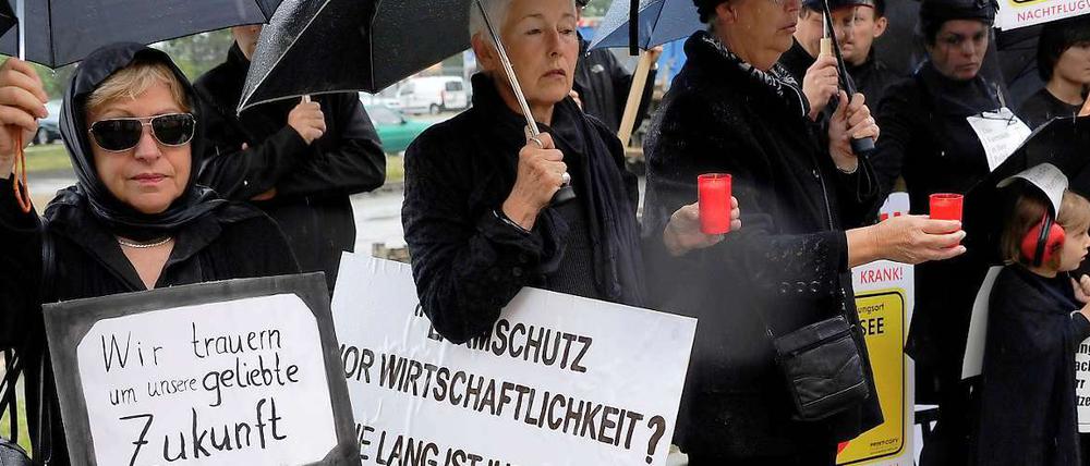 Seit die neuen Flugrouten am Großflughafen Schönefeld festgelegt sind, wird der Konflikt mit immer größerer Vehemenz ausgetragen. Sogar eine Ost-West-Debatte entwickelt sich - mehr als 20 Jahre nach der Wende.