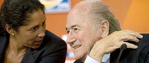 Ungleiches Paar: OK-Chefin Steffi Jones und Fifa-Chef Joseph Blatter. Viel zu sagen hatten sich die beiden bei dem Termin in Berlin nicht.