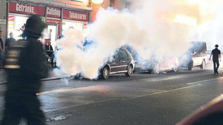 Wo Rauch ist, da ist auch Feuer? Die Polizei musste in der Nacht zu Sonntag gegen Krawallmacher in Kreuzberg vorgehen. Foto: dpa/Florian Schuh