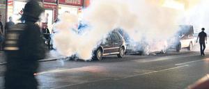 Wo Rauch ist, da ist auch Feuer? Die Polizei musste in der Nacht zu Sonntag gegen Krawallmacher in Kreuzberg vorgehen. Foto: dpa/Florian Schuh