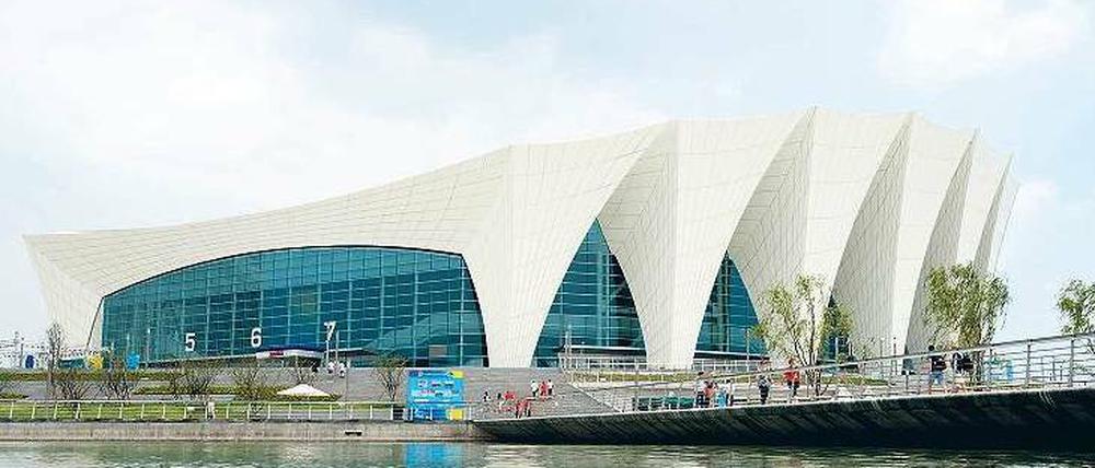 Baulich der Zeit voraus. Das von einem Hamburger Architekturbüro entworfene Schwimmzentrum in Schanghai ist hochmodern. Darin werden von den chinesischen Athleten Spitzenleistungen erwartet. Foto: dpa
